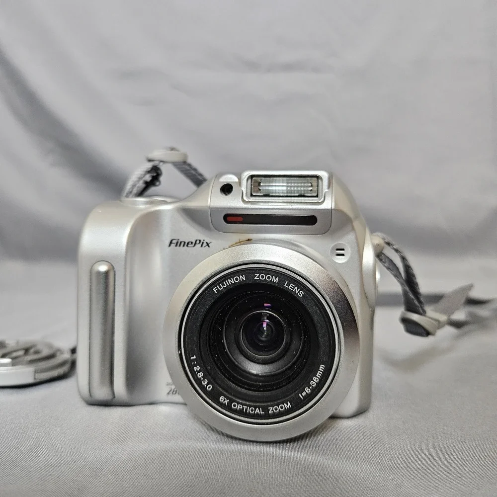 Fujifilm FinePix Digital Camera 2.0MP • 6x Optical Zoom • Untested • Vintage...